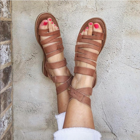 Anthropologie Shoes - Taupe Leather Boho Chic Gladiator Toe Ring Sandals